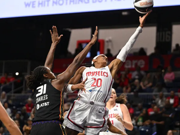 Brittany Sykes (kanan) mencetak 28 poin saat Washington Mystics menghancurkan Connecticut Sun 104-67 pada Minggu (8/6). (Foto: AP)