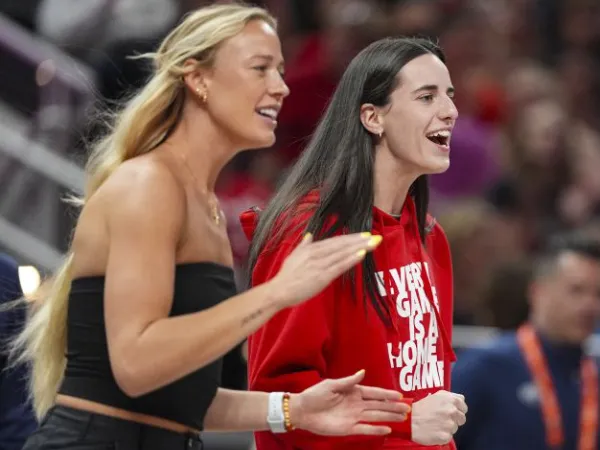Caitlin Clark (kanan) dan Sophia Cunningham terlihat menyaksikan pertandingan Fever. (Foto: AP)
