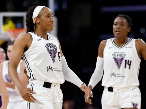 Kayla Thornton (kiri) melakukan selebrasi setelah Golden State Valkyries menang 89-81 melalui babak perpanjangan waktu atas Los Angeles Sparks pada Senin (9/6). (Foto: AP)
