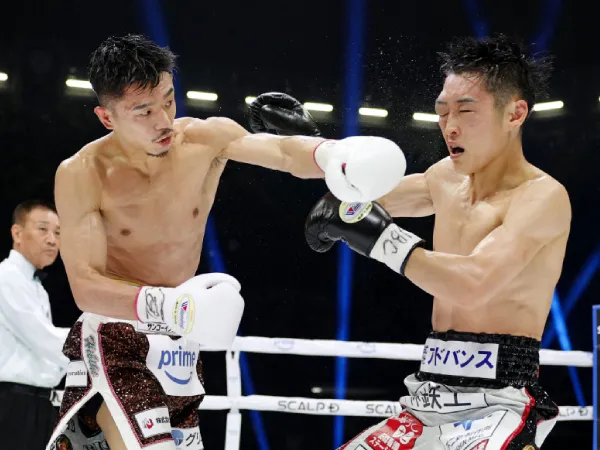 Junto Nakatani (kiri) menyerang Ryosuke Nishida yang kewalahan. (Foto: Fight TV)