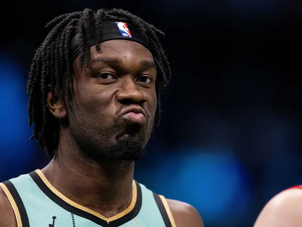 Los Angeles Lakers diprediksi bisa melangkah lebih jauh andai diperkuat Mark Williams. (Gambar: Athlon Sports)