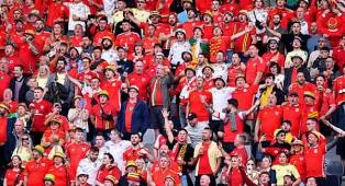Selebrasi Berujung Celaka, Suporter Wales Terjatuh dari Tribun Atas Stadion