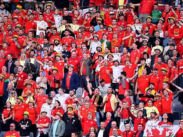 Selebrasi Berujung Celaka, Suporter Wales Terjatuh dari Tribun Atas Stadion