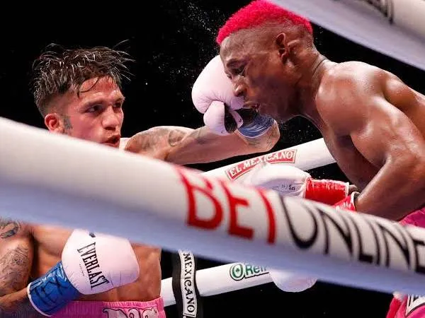 “Bam” Rodriguez (kiri) menunjukkan pertarungan terbaiknya versus Phumelela Cafu. (Foto: Fight TV)