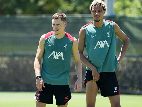Latihan Intens di Tokyo Ungkap Eksperimen Dua Penyerang Liverpool