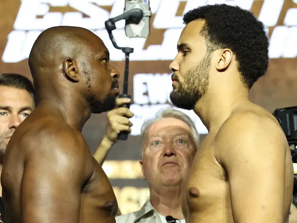 Moses Itauma (kanan) dan Dillian Whyte. (Foto: Fight TV)