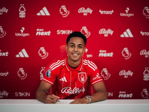 Omari Hutchinson menandatangani kontrak berdurasi lima tahun di City Ground. (Foto: Nottingham Forest)