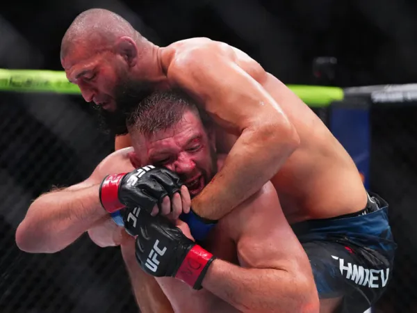 Khamzat Chimaev (atas) mengungguli Dricus Du Plessis di UFC 319. (Foto: Fight TV)