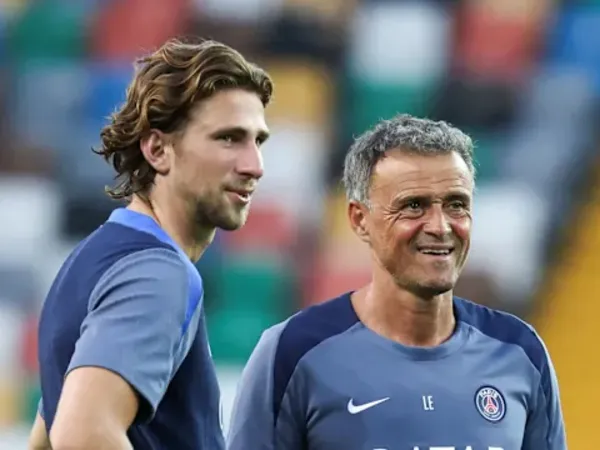 Luis Enrique dan Illia Zabarnyi (Foto: au.sports.yahoo.com)