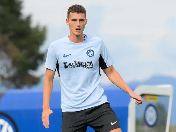 Masuk Daftar Jual, Benjamin Pavard Ditawarkan ke Barcelona