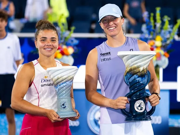 Jasmine Paolini [kiri] dan Iga Swiatek [kanan] [image: getty images]