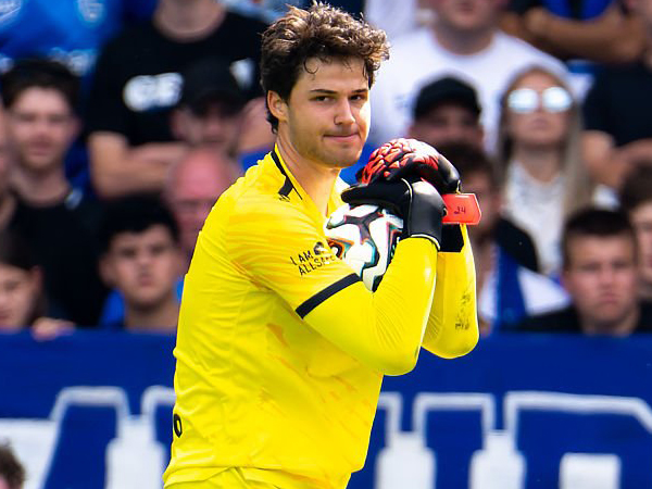 Manchester United di Ambang Kesepakatan dengan Senne Lammens