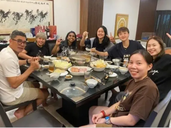 Sebelum Terbang Menuju Kejuaraan Dunia, Pearly Tan Dkk Makan Besar Dulu di Restoran