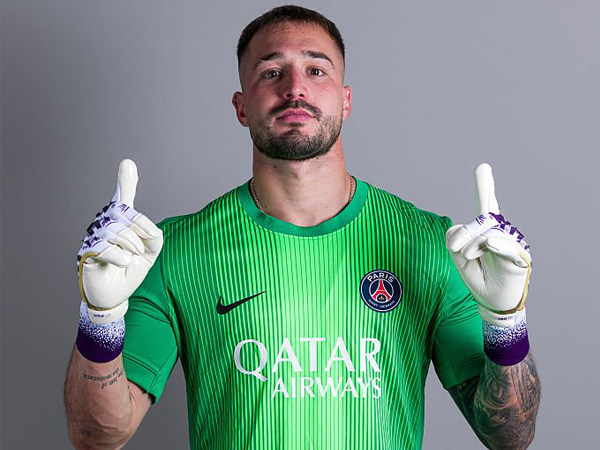 Villarreal Incar Kiper Paris Saint-Germain, Arnau Tenas