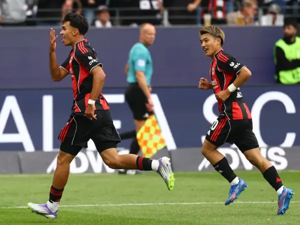 Can Uzun Selebrasi Bersama Ritsu Doan Usai Berhasil Jebol Gawang Werder Bremen (Sumber: Reuters)