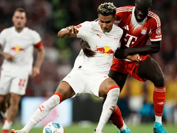 Akis Antonio Nusa Saat Berusaha Melepaskan Diri dari Penjagaan Dayot Upamecano (Sumber: FC Bayern via Getty Images)