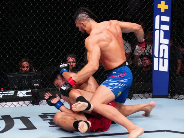 Johnny Walker (kanan) mencatat kemenangan TKO spektakuler di ronde kedua atas Zhang Mingyang. (Foto: Fight TV)