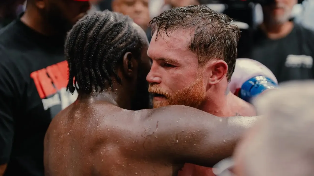Canelo Alvarez (kanan) memeluk Terence Crawford usai pertarungan mereka. (Foto: Fight TV)
