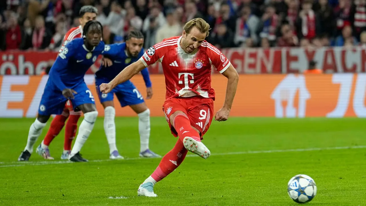 Aksi Harry Kane Saat Mengeksekusi Tendangan Penalti ke Gawang Chelsea FC (Sumber: AP Photo)