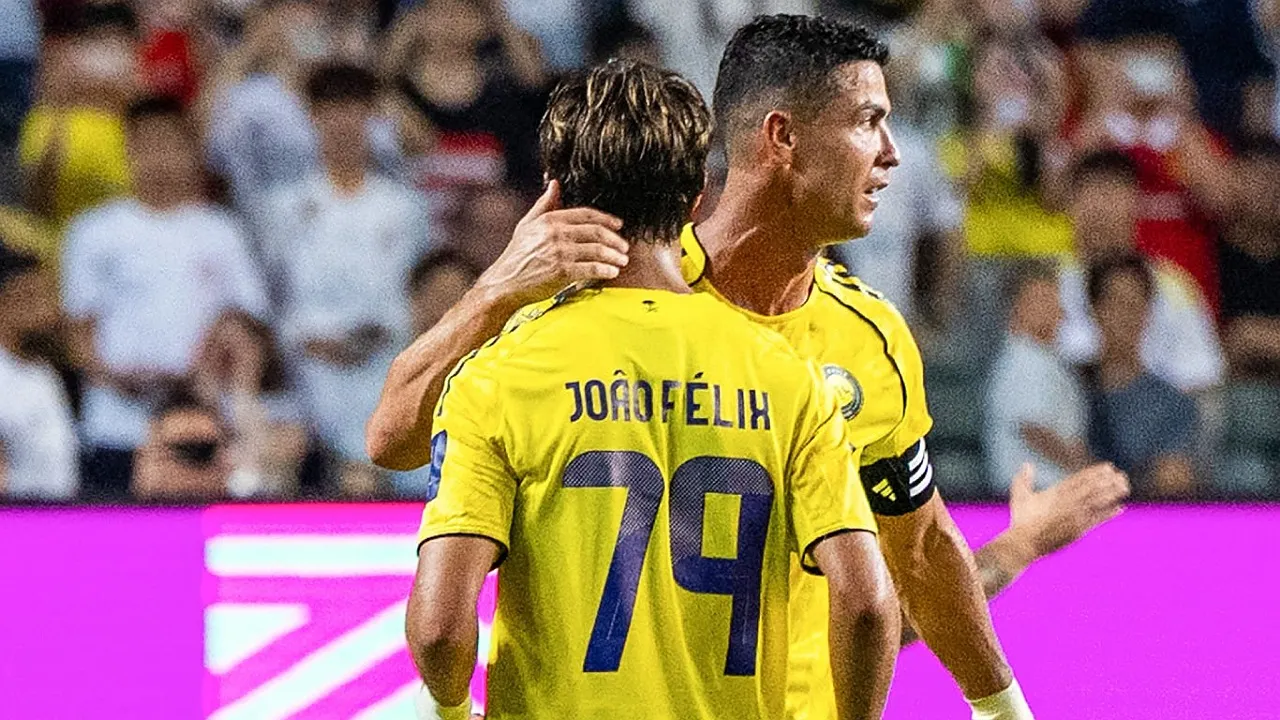 Cristiano Ronaldo dan Joao Felix. (Foto: WUN SUEN/AFP via Getty Images)