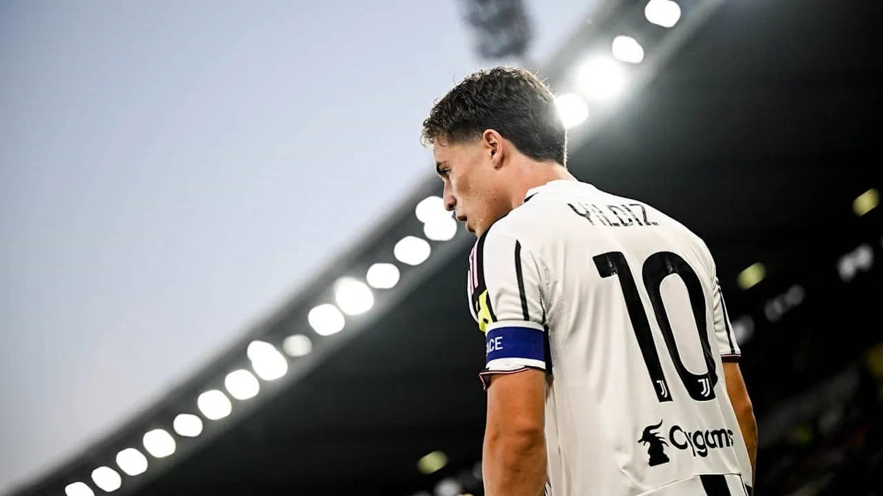 Kenan Yildiz jadi kapten Juventus saat menghadapi Hellas Verona (Image: Juventus)