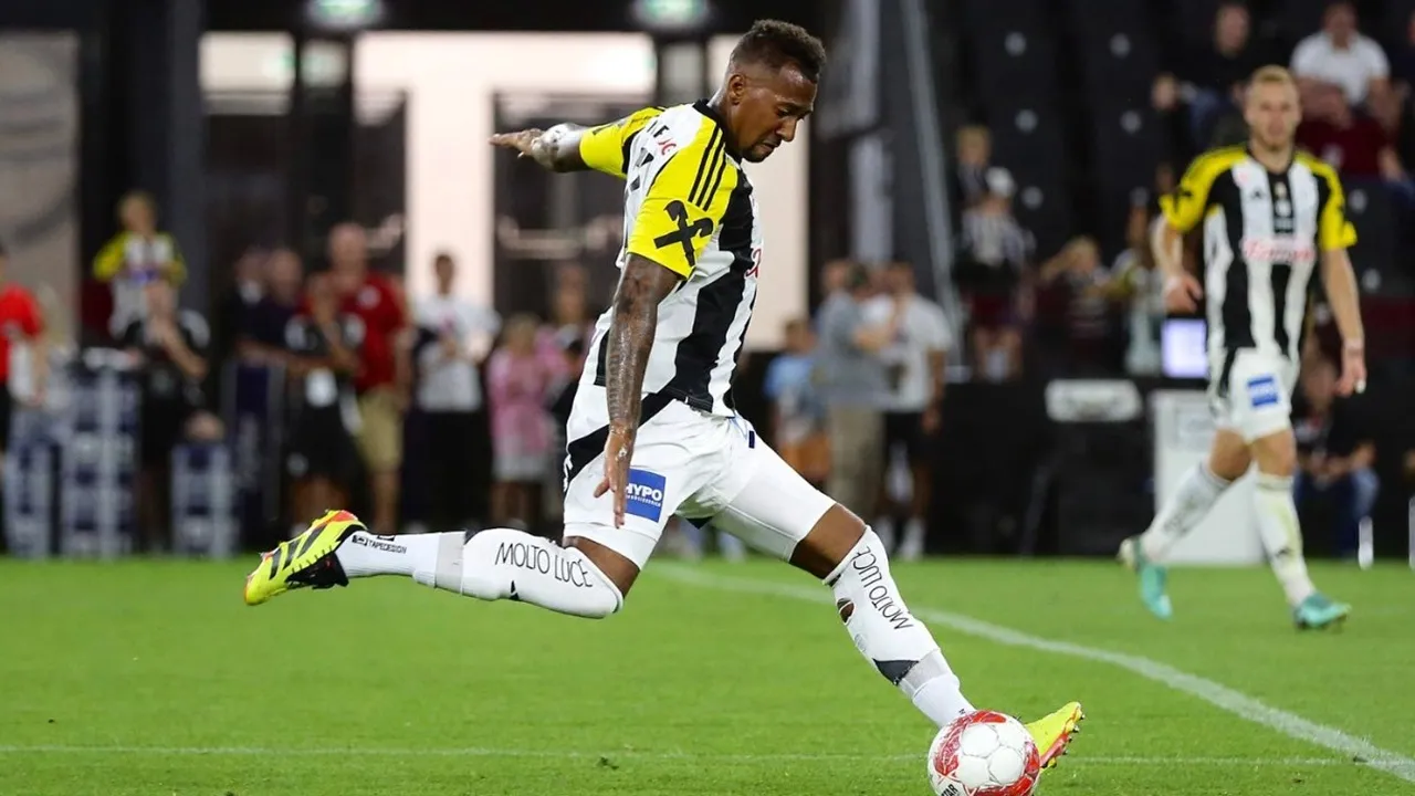 Aksi Jerome Boateng Saat Bermain Bersama LASK (Sumber: Getty Images)