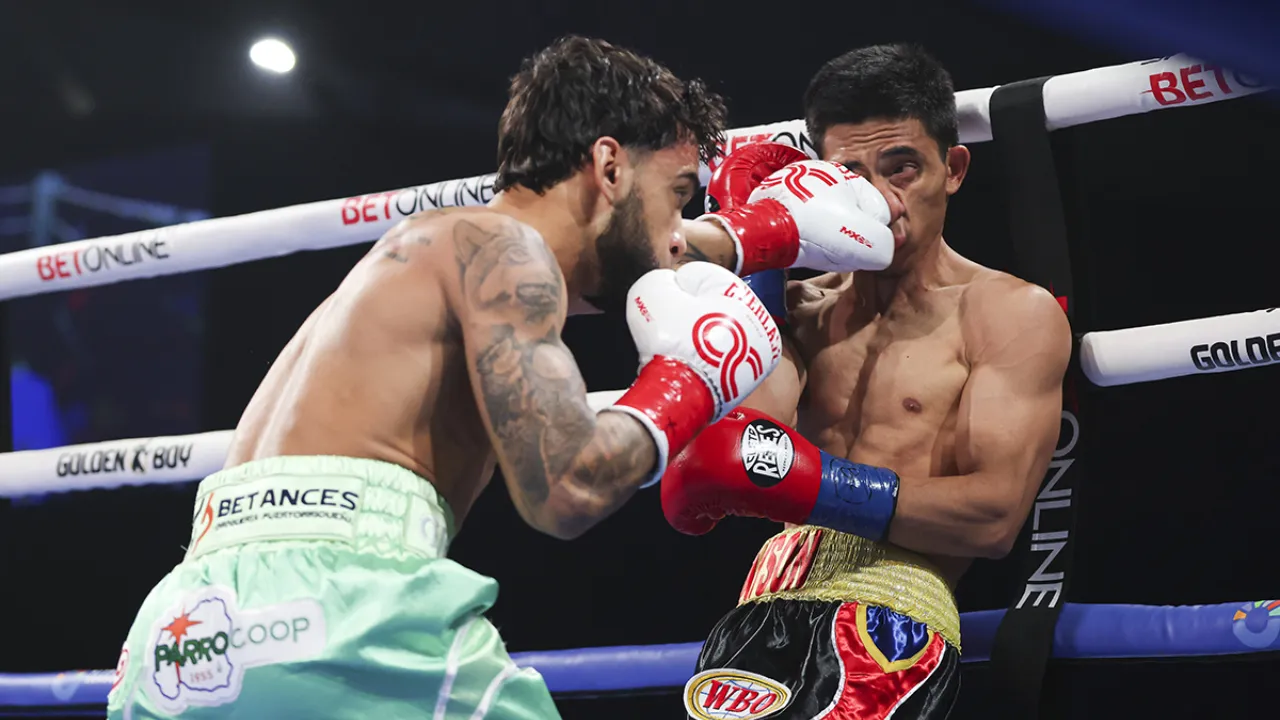 Oscar Collazo (kiri) membuat Jayson Vayson kewalahan dalam pertarungan mereka. (Foto: Fight TV)