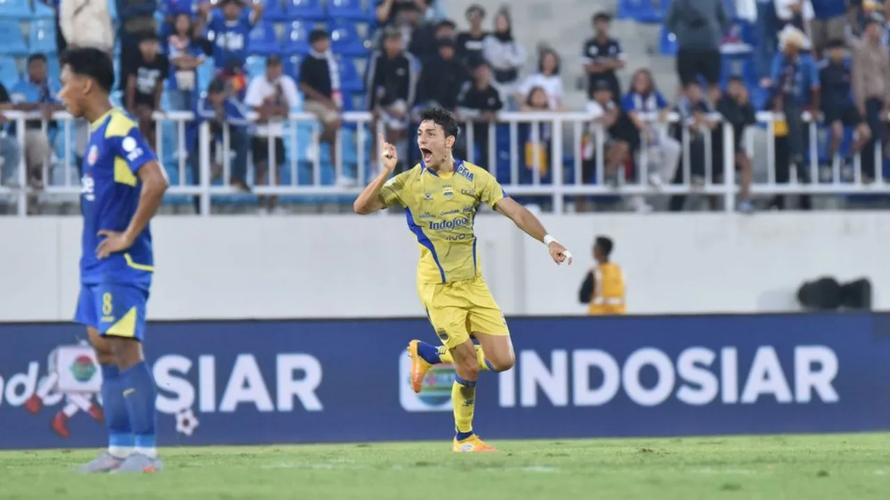 Bek Persib, Federico Barba ketika merayakan gol kemenangan (Foto: Persib Official)
