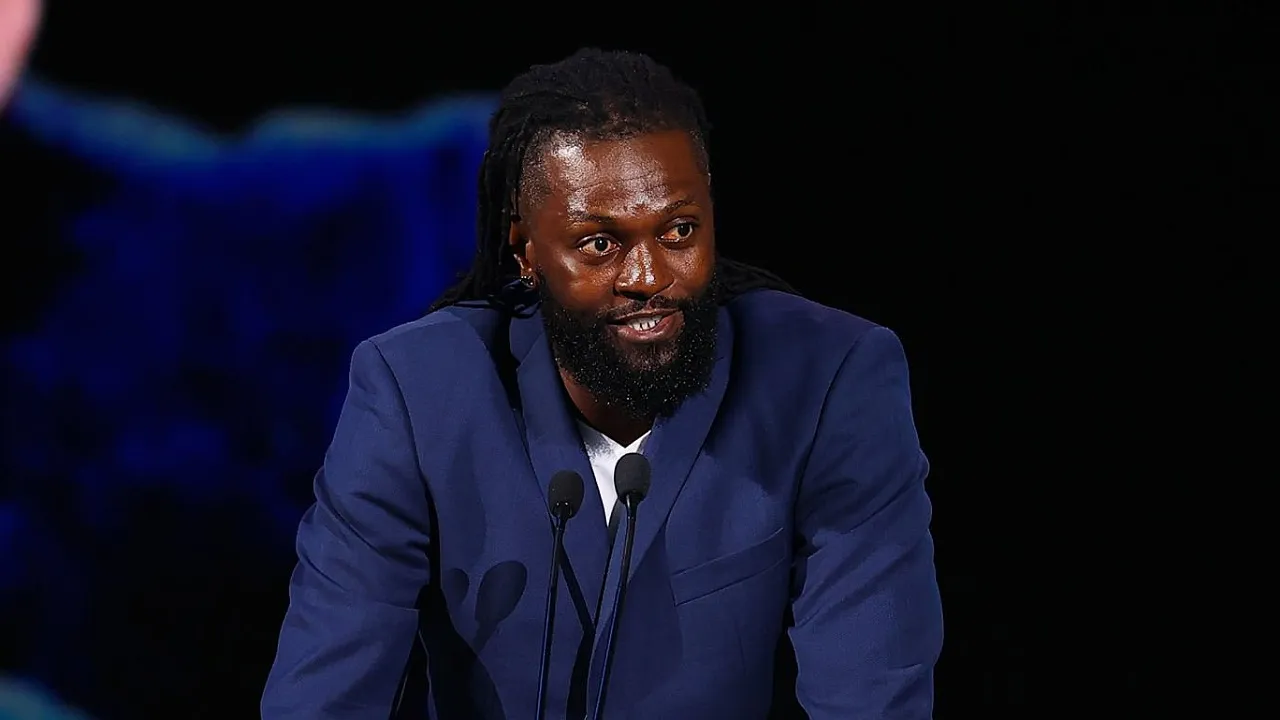 Mantan striker Arsenal, Emmanuel Adebayor. (Foto: Pakawich Damrongkiattisak - FIFA/FIFA via Getty Images)