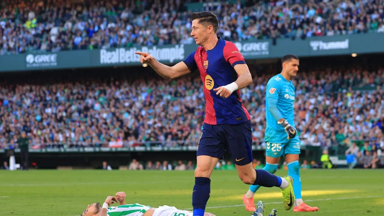 Robert Lewandowski Tak Terhentikan Saat Lawan Sevilla