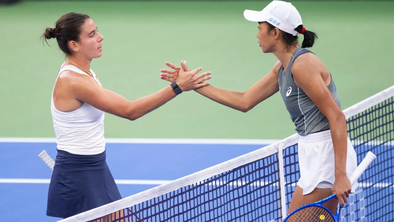 Zhang Shuai [kanan] dan Emma Navarro [kiri] [image: xinhua]