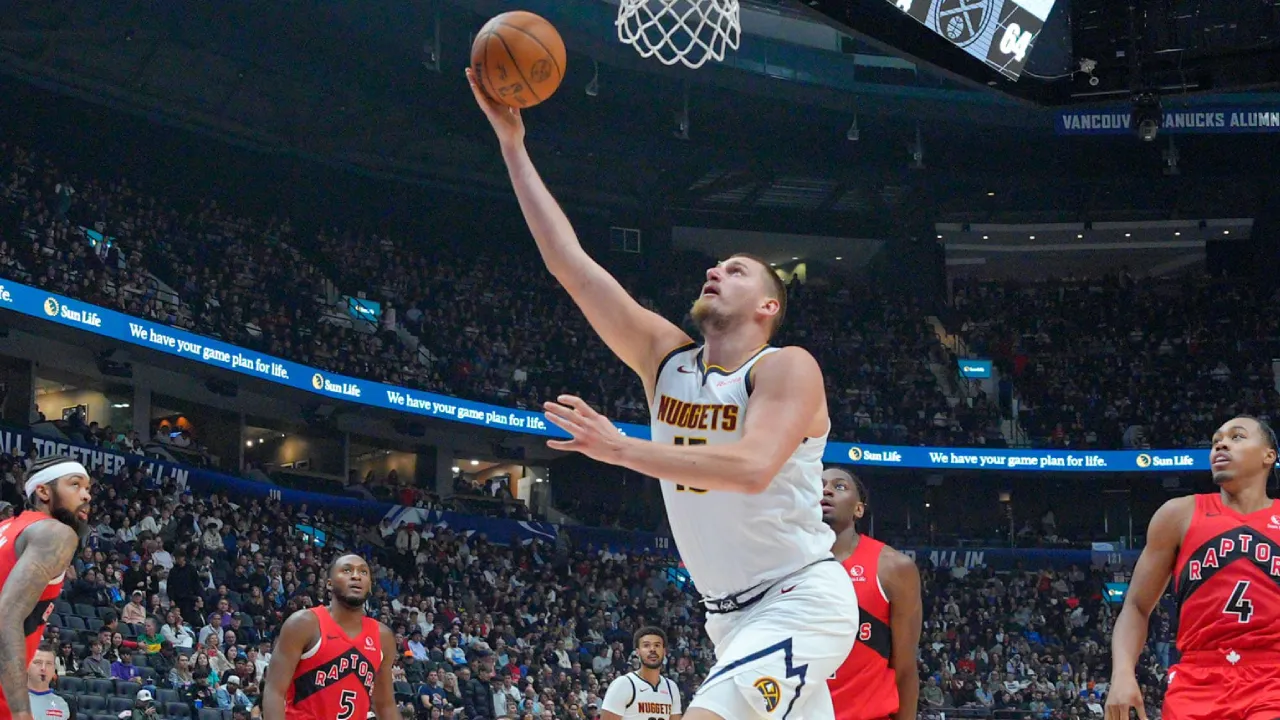 Nikola Jokic (tengah) mencetak 17 poin saat Denver Nuggets mengalahkan Toronto Raptors dengan skor 112–108 pada Senin (6/10) malam. (Foto: AP)