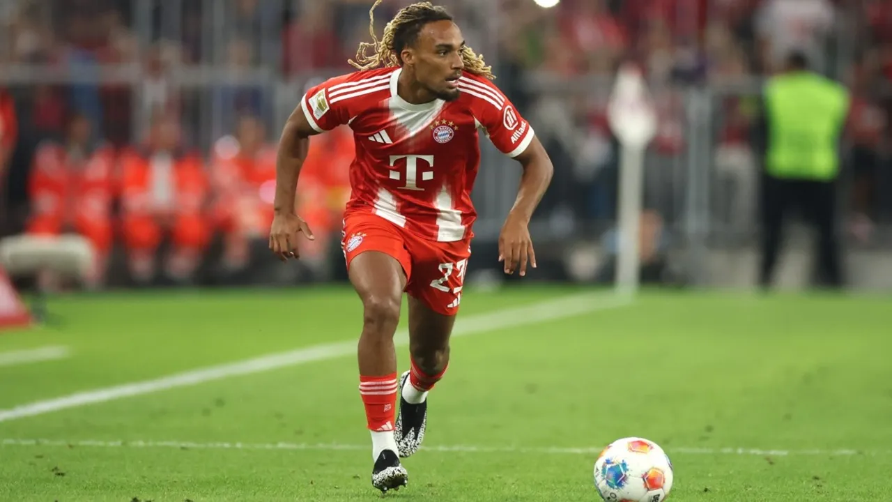 Aksi Sacha Boey Saat Bermain untuk Bayern Munich (Sumber: Alex Grimm/Getty Images)