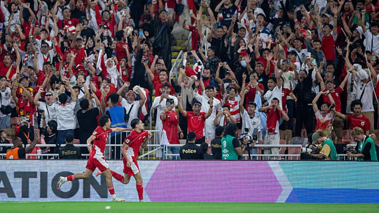 Kevin Diks dari Indonesia melakukan selebrasi setelah mencetak gol pertama ke gawang Arab Saudi di King Abdullah Sports City, Kamis (9/10), di Jeddah, Arab Saudi. (Foto: Yasser Bakhsh/Getty Images)
