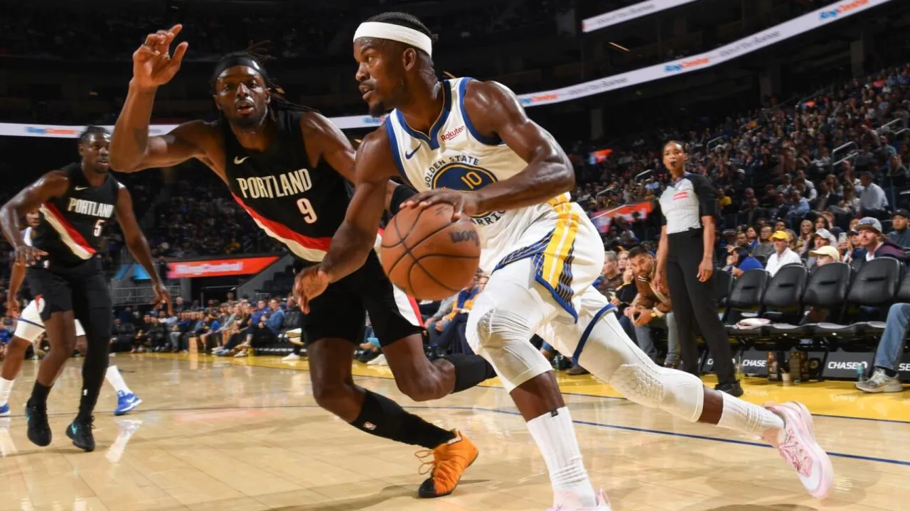 Jimmy Butler (kanan) mencetak 12 poin saat Golden State Warriors mengalahkan Portland Trail Blazers dengan skor 129–123 pada Rabu (8/10) malam. (Foto: AP)