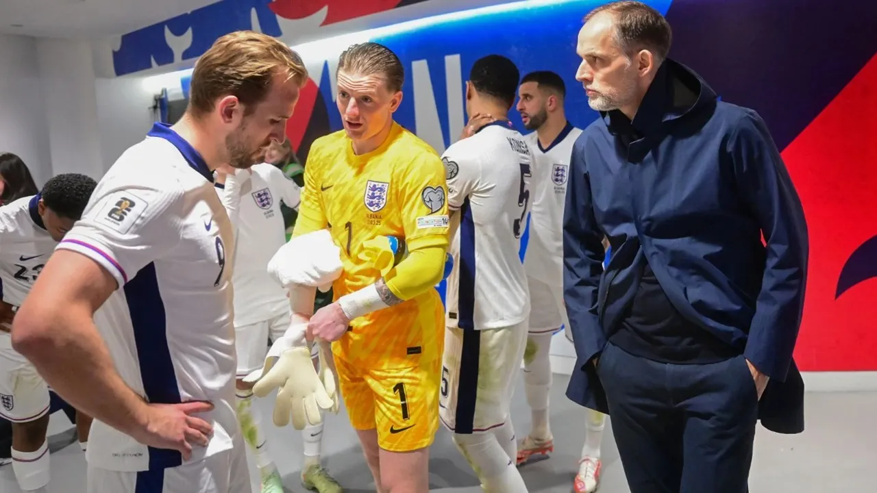 Harry Kane Mendengarkan Arahan dari Thomas Tuchel Sebelum Pertandingan (Sumber: Getty Images)