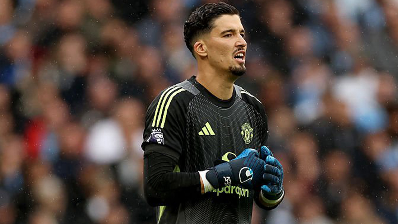 Altay Bayindir Angkat Bicara Soal Persaingannya dengan Senne Lammens