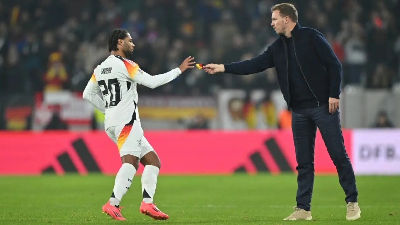 Momen Saat Julian Nagelsmann Memberikan Ban Kapten Timnas Jerman kepada Serge Gnabry (Sumber: UEFA via Getty Images)