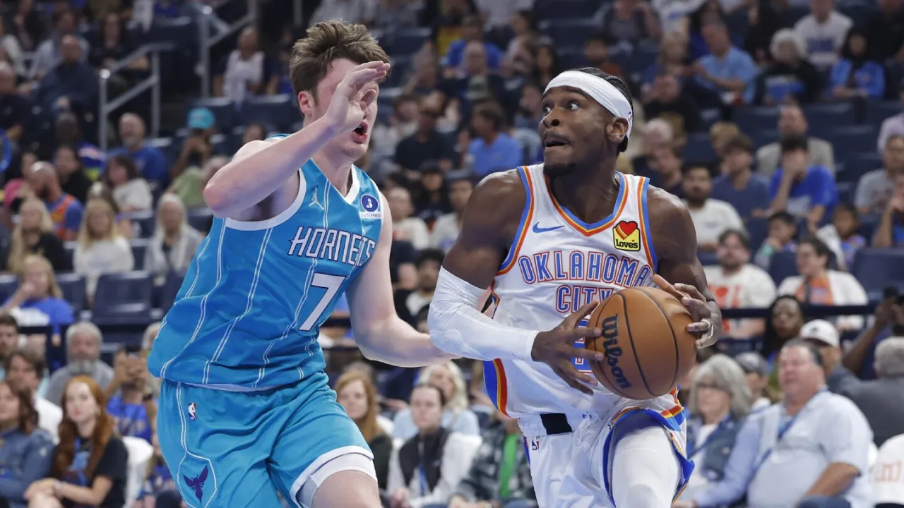 Shai Gilgeous-Alexander (kanan) mencetak 16 poin saat Oklahoma City Thunder meraih kemenangan 122–116 atas Charlotte Hornets pada Kamis (9/10) malam. (Foto: AP)