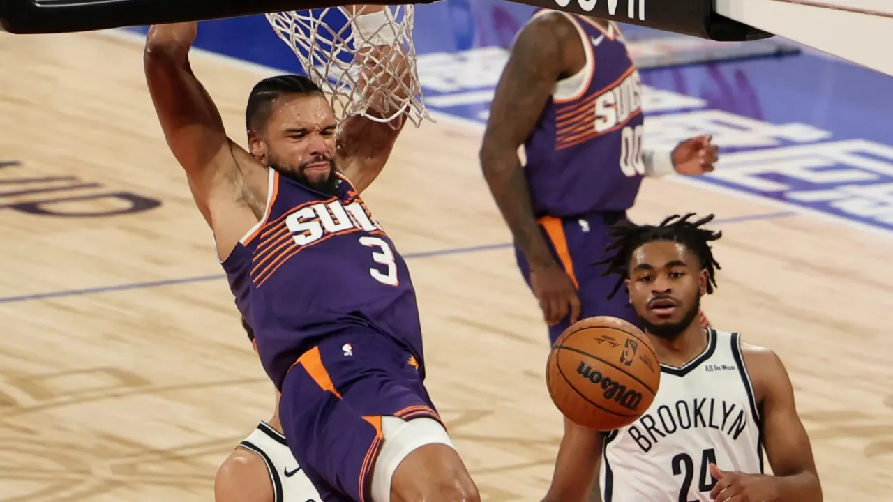 Dillon Brooks (kiri) mencetak 18 poin saat Phoenix Suns mengalahkan Brooklyn Nets dengan skor 132–127 lewat perpanjangan waktu di The Venetian Arena, Makau. (Foto: AP)