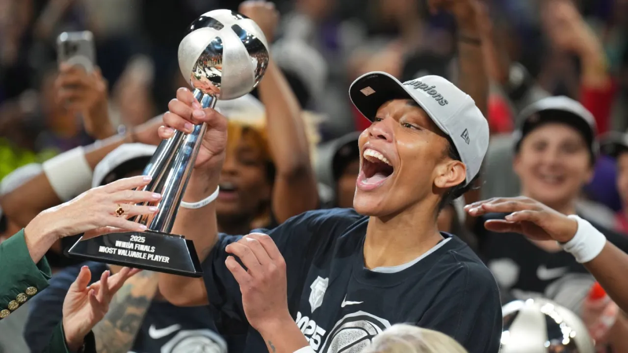A’ja Wilson menerima trofi Pemain Terbaik alias MVP Final WNBA 2025. (Foto: AP)