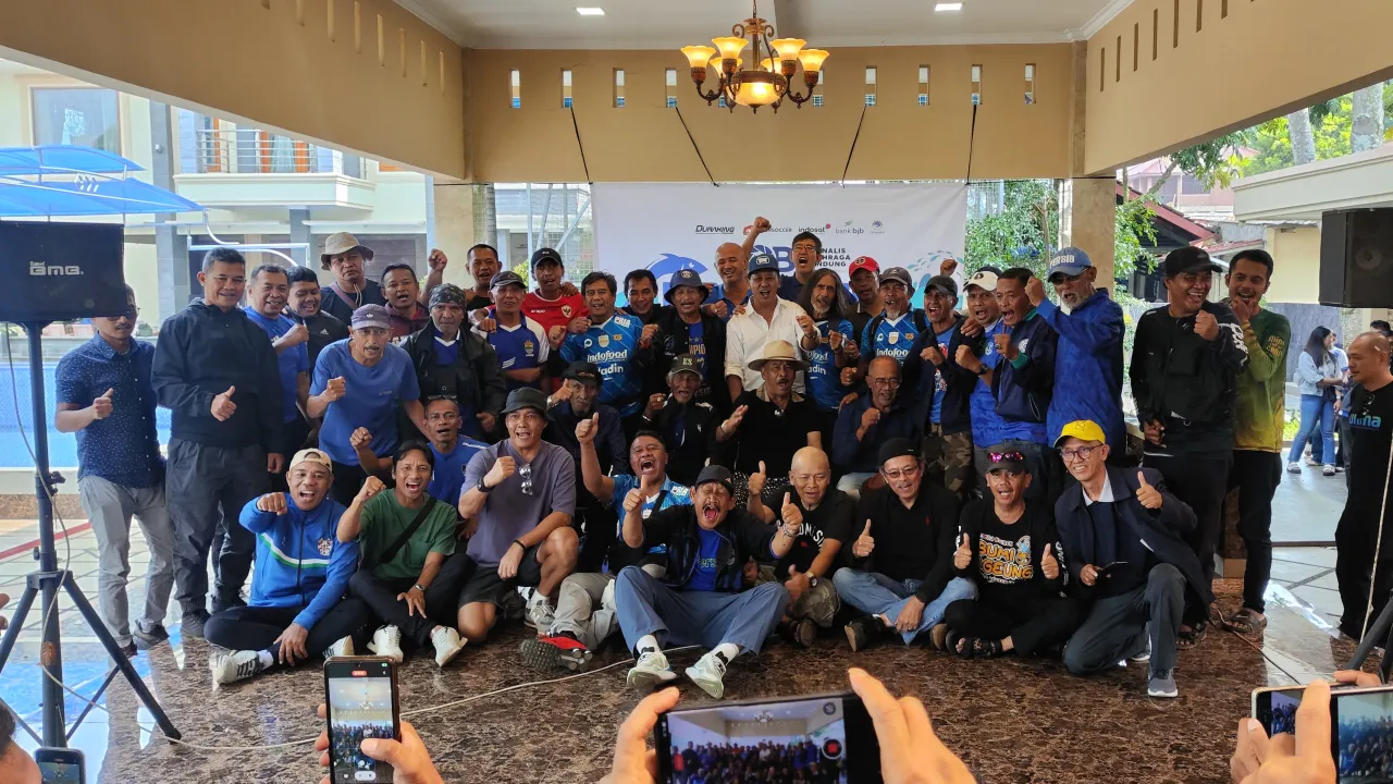 Puluhan Legenda Persib dan Umuh Muchtar berfoto bersama di agenda fun fishing