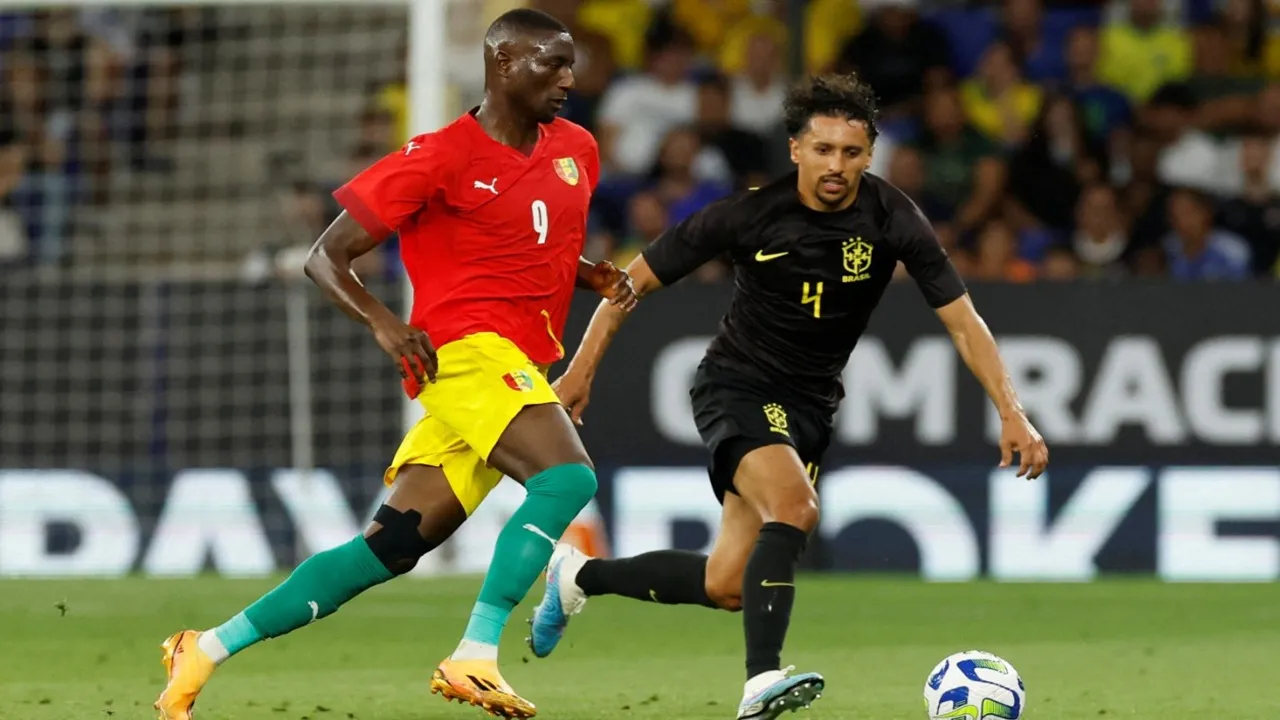 Aksi Serhou Guirassy Saat Membela Timnas Guinea Melawan Timnas Brasil (Sumber: REUTERS/Albert Gea)