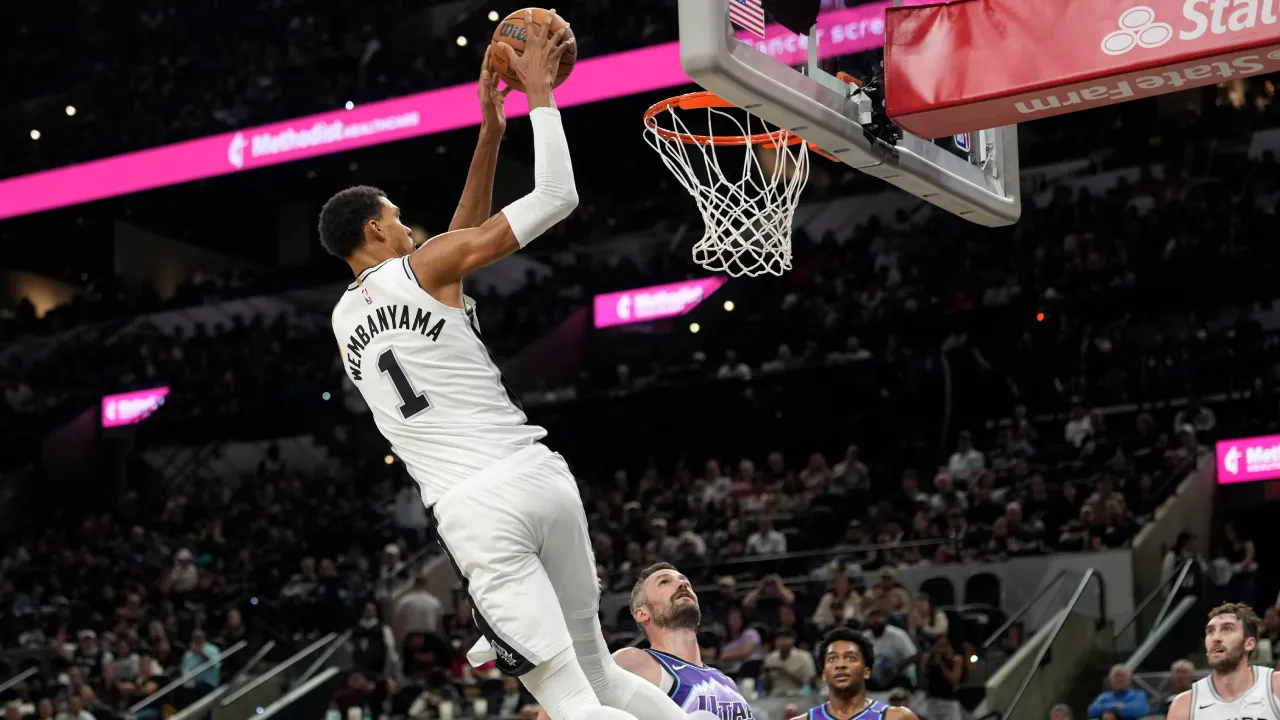Victor Wembanyama mencetak 22 poin saat San Antonio Spurs mengalahkan Utah Jazz 134–130 melalui babak perpanjangan waktu pada Jumat (10/10) malam. (Foto: AP)