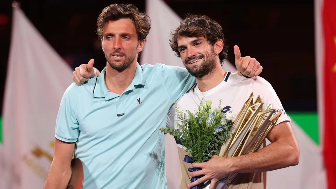 Valentin Vacherot [kanan] dan Arthur Rinderknech [kiri] [image: reuters]