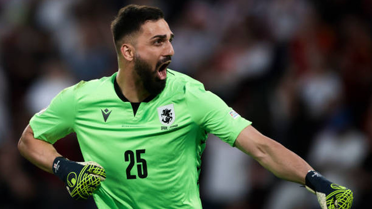 Giorgi Mamardashvili Tebus Kesalahan dengan Penyelamatan Penalti