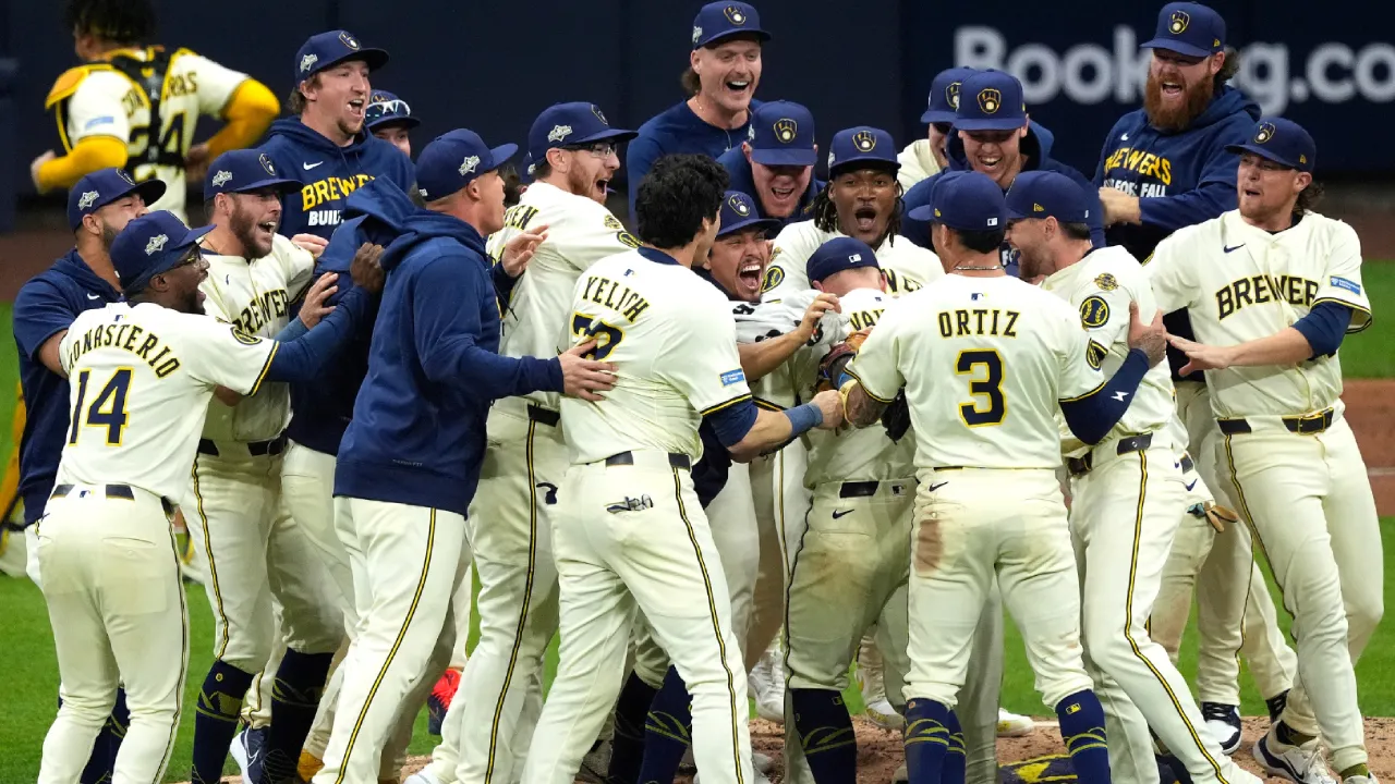Para pemain Milwaukee Brewers melakukan selebrasi setelah menutup seri NL Division Series versus Chicago Cubs di Game 4. (Foto: AP)