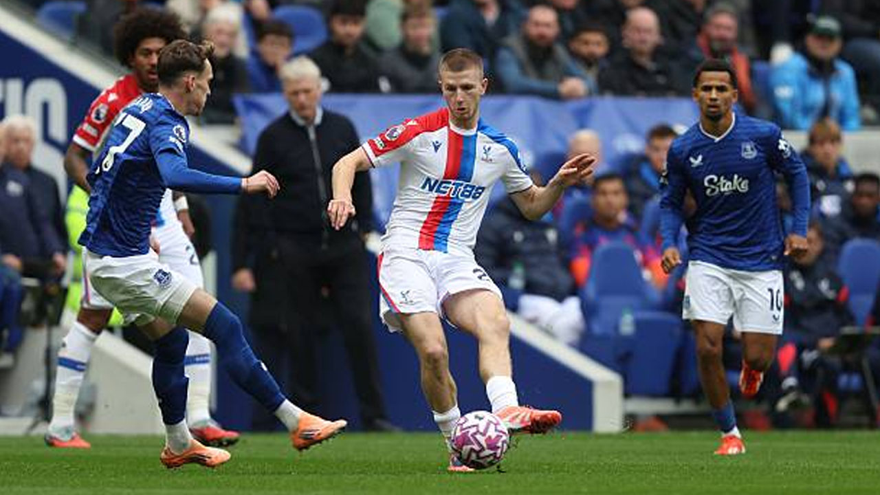 Steve Parish Pastikan Adam Wharton Tidak Terganggu Rumor Transfer