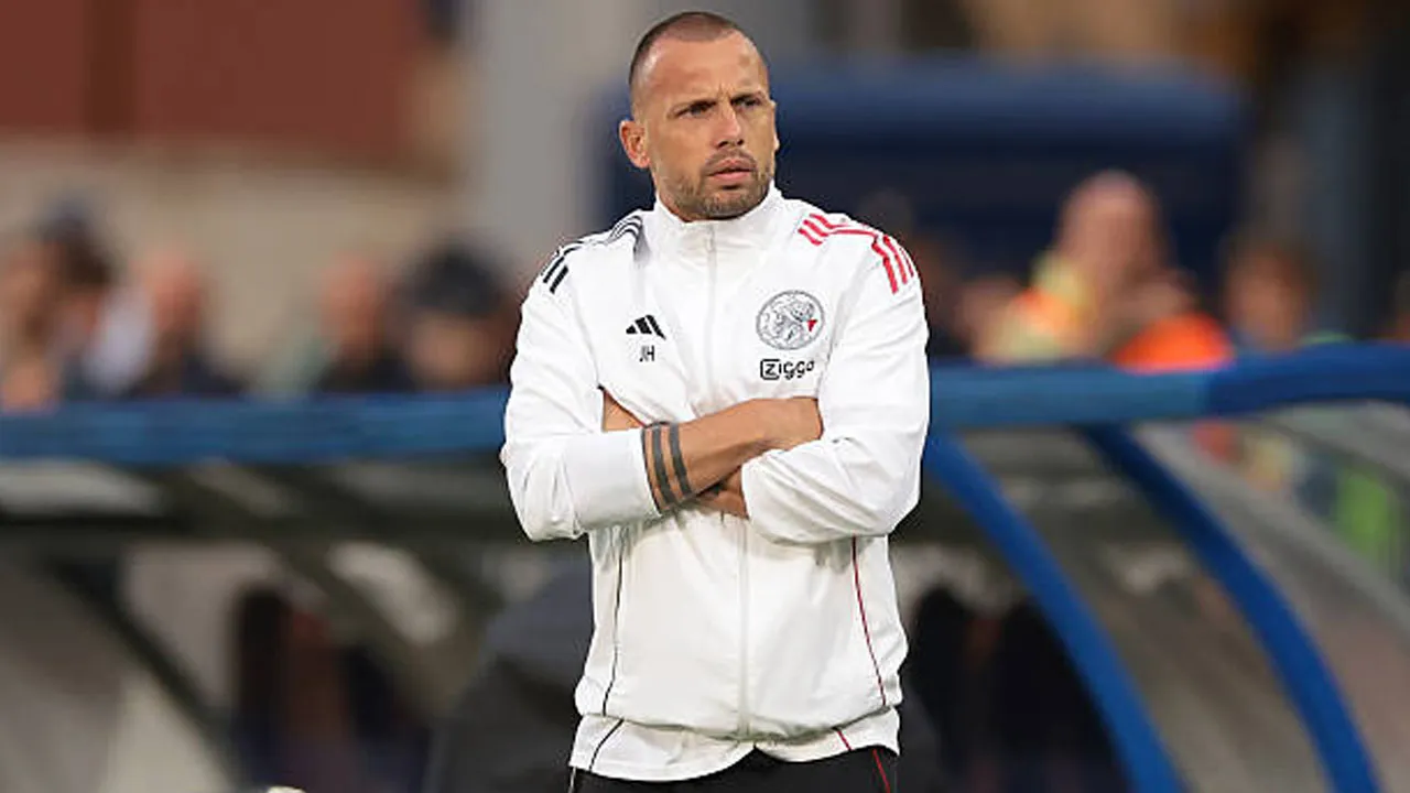 Tekanan dan Kritik Meningkat, Ajax Tetap Percaya Pada John Heitinga