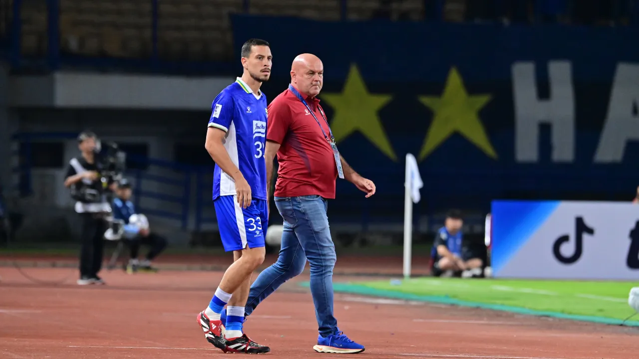 Pelatih Persib, Bojan Hodak dan Gelandang Persib, Thom Haye. Foto: 2025 Asian Football Confederation (AFC)